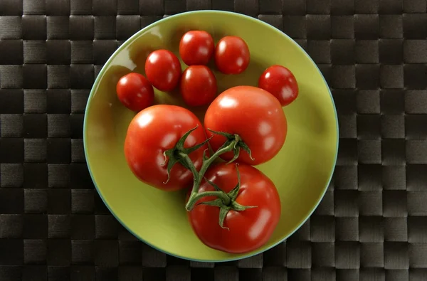 Υποκατάστημα κόκκινες ντομάτες, μικρό ένα μεγάλες ντομάτες — Φωτογραφία Αρχείου
