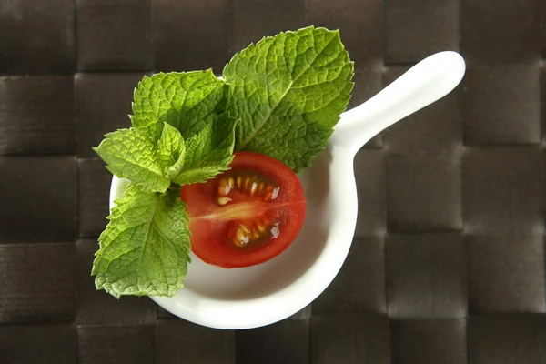 Pół pomidora w małym naczyniu z bazylią — Zdjęcie stockowe