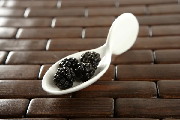 흰색 스푼에 blackerries — 스톡 사진