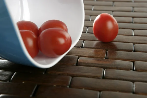 Cherry tomaten in blauwe kom — Stockfoto