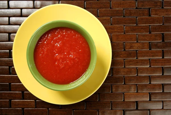Sopa de tomate em prato colorido — Fotografia de Stock