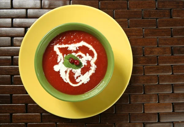Томатний суп з базиліком і червоною смородиною — стокове фото