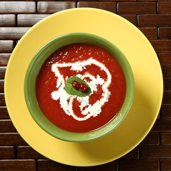 Sopa de tomate con albahaca y grosella roja — Foto de Stock