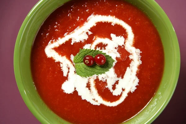 Томатный суп с базиликом и красной смородиной — стоковое фото