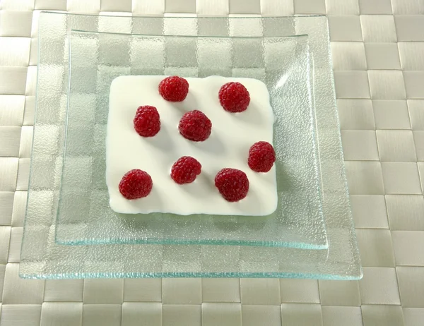 Raspberries and cream — Stock Photo, Image