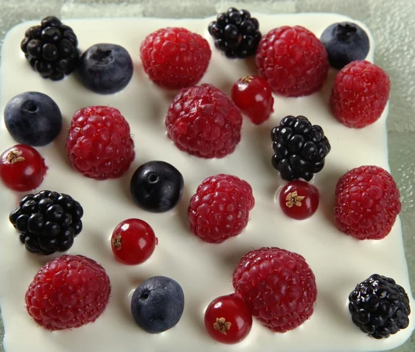 다양 한 딸기와 크림의 혼합 — 스톡 사진