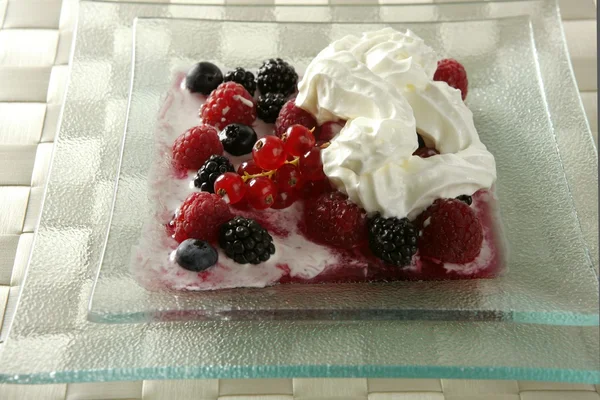 Десерт из ягод и сливок — стоковое фото