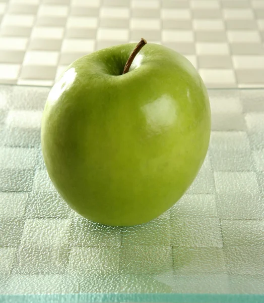 Яблоко на коричневой скатерти — стоковое фото