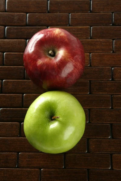 Manzana sobre un mantel marrón — Foto de Stock