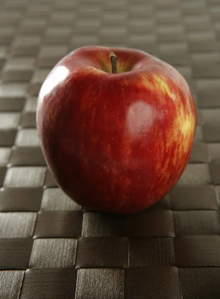 Apple på en brun dug - Stock-foto