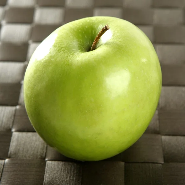 Manzana sobre un mantel marrón —  Fotos de Stock