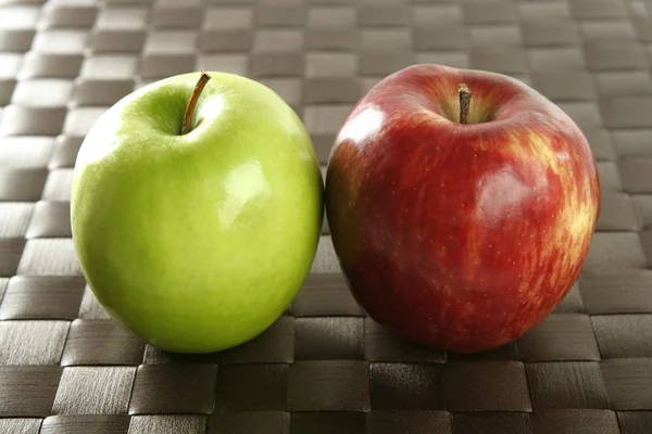 Apfel auf braunem Tischtuch — Stockfoto