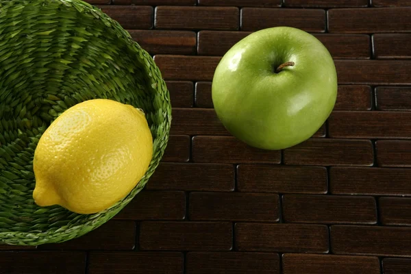Lemon citric fruit and Green apple — Stock Photo, Image