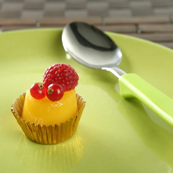 Czerwona porzeczka, maliny i jajko ciasto łyżką — Zdjęcie stockowe