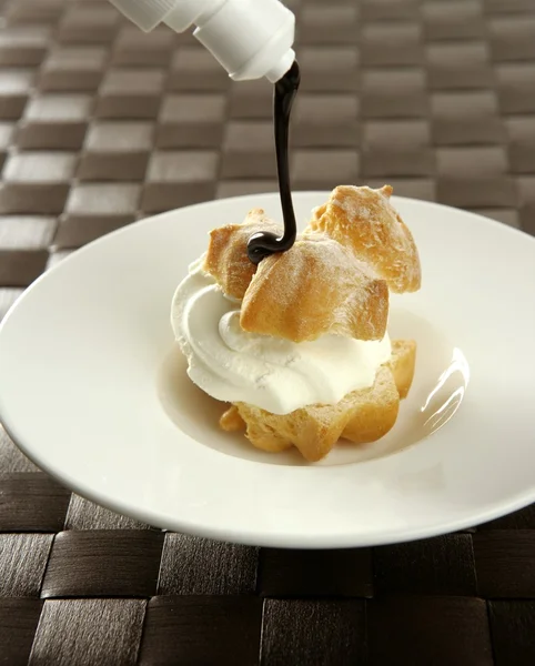 おいしいシュー クリーム ケーキ チョコレート シロップ — ストック写真