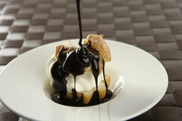 Delicious cream puff cake with chocolate syrup — Stock Photo, Image