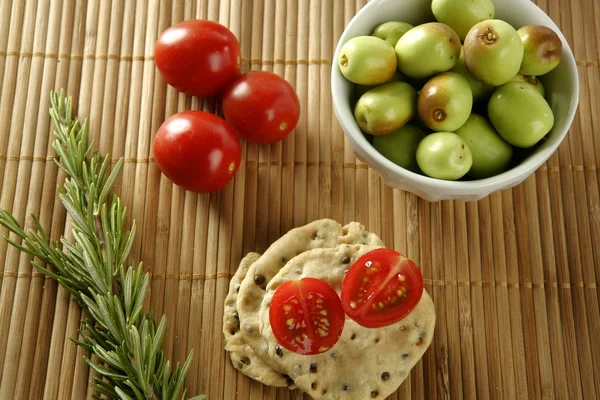 Кунжутное печенье с помидорами — стоковое фото