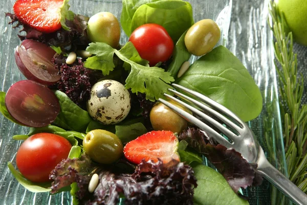 Insalata varia con frutta e verdura — Foto Stock