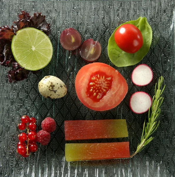 Salada variada com frutas, marmelo e legumes — Fotografia de Stock