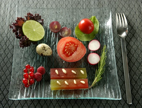 Pestrý salát s ovocem, kdoule a zeleninou — Stock fotografie