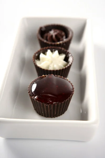 Drei kleine Schokoladenkuchen in einer Reihe — Stockfoto