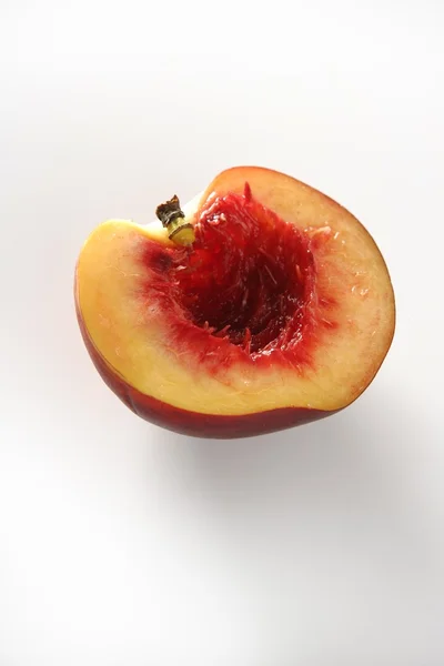 Кровавый внутри, наполовину персиковый — стоковое фото