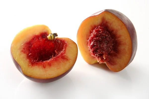 Innen blutig, halb geschnittener Pfirsich — Stockfoto