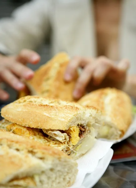 Вкусный завтрак, сэндвич с омлетом — стоковое фото
