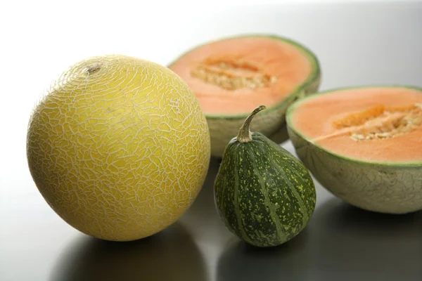 Два плода дыни и тыква — стоковое фото
