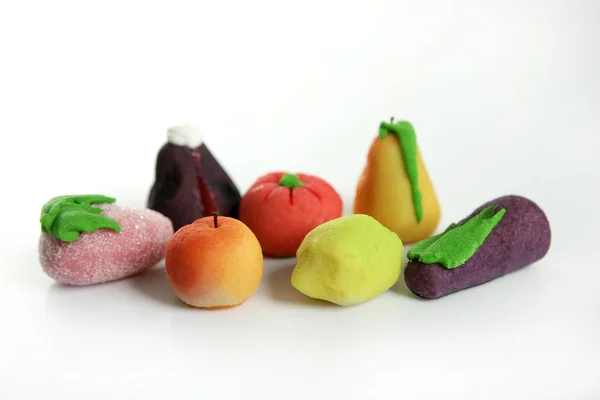 不同种类的水果上五颜六色的小杏仁饼 — 图库照片