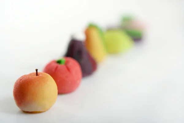 Verscheidenheid van vruchten op kleurrijke marsepein — Stockfoto