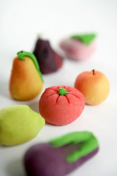 Různé ovoce na barevný marcipán — Stock fotografie