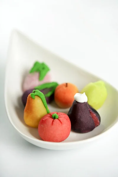 Różnych owoców na kolorowy marcepan — Zdjęcie stockowe