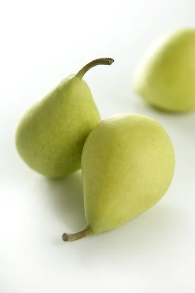 Tre päron på vit bakgrund — Stockfoto