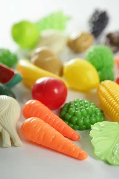 Jeu en plastique, faux légumes et fruits variés — Photo