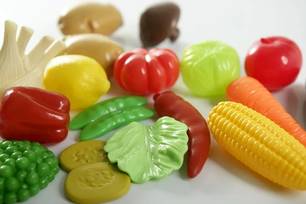 Selvaggina di plastica, finte verdure e frutta varie — Foto Stock