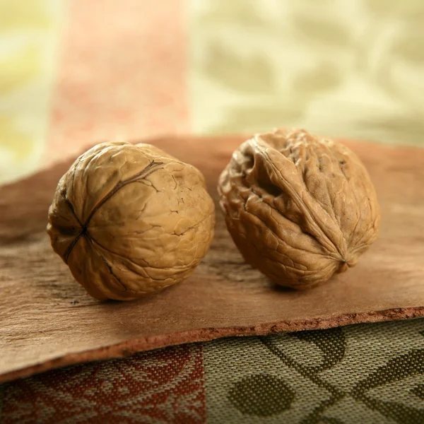 Dva ořechy nad ubrus — Stock fotografie