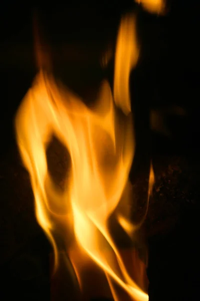 Помаранчевий вогонь над чорним фоном — стокове фото