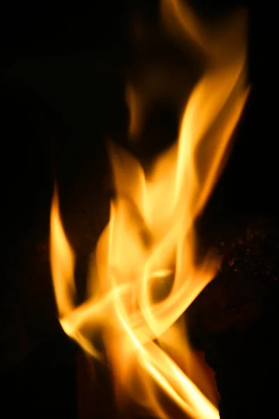 Narancssárga tűz alatt fekete háttér — Stock Fotó
