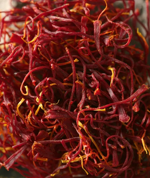 藏红花，赞赏中生动的红色橘红色香料 — 图库照片