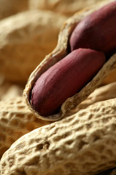 Amendoins macro sobre fundo de madeira — Fotografia de Stock
