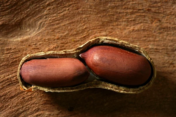 Erdnüsse Makro über Holz Hintergrund — Stockfoto