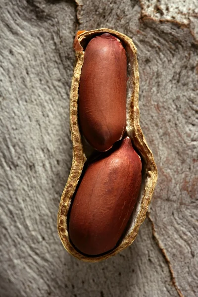 Macro de cacahuetes sobre fondo de madera — Foto de Stock