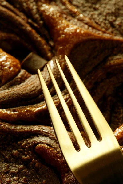 Čokoládový dort plodin makro texturu, zlaté světlo — Stock fotografie