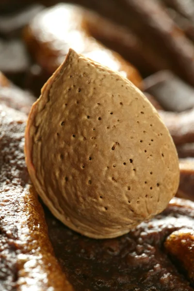 Amandel noten over chocolade, heerlijke gouden voedsel — Stockfoto