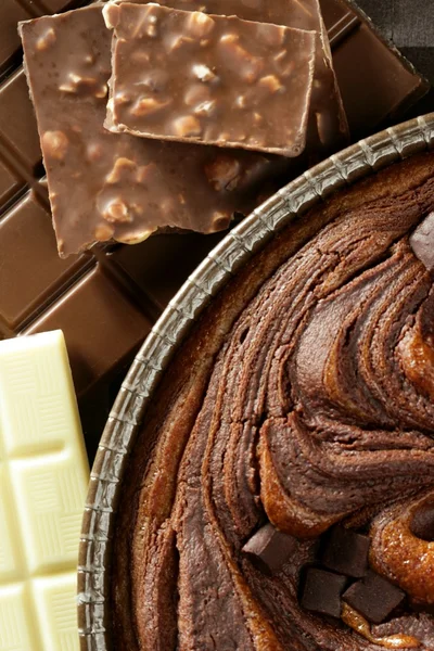 초콜릿 케이크 자르기 매크로 텍스처, 골든 라이트 — 스톡 사진