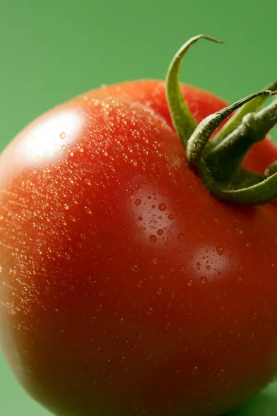 Yeşil arka plan üzerinde kırmızı domates makro — Stok fotoğraf