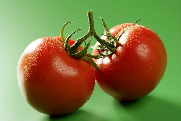 Yeşil arka plan üzerinde kırmızı domates makro — Stok fotoğraf