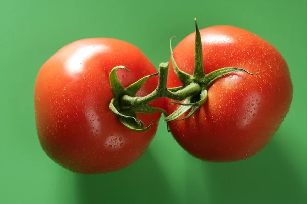 红番茄宏在绿色背景 — 图库照片