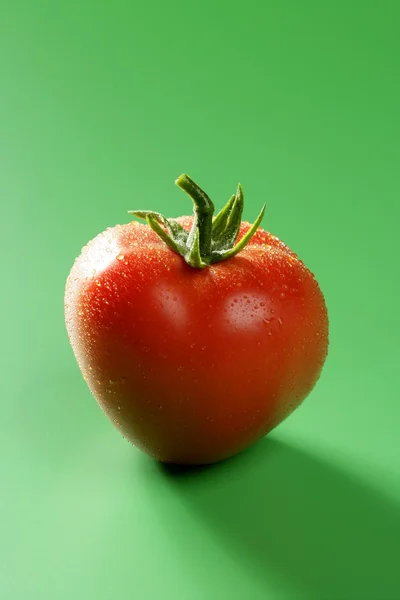 Vermelho tomate macro sobre fundo verde — Fotografia de Stock